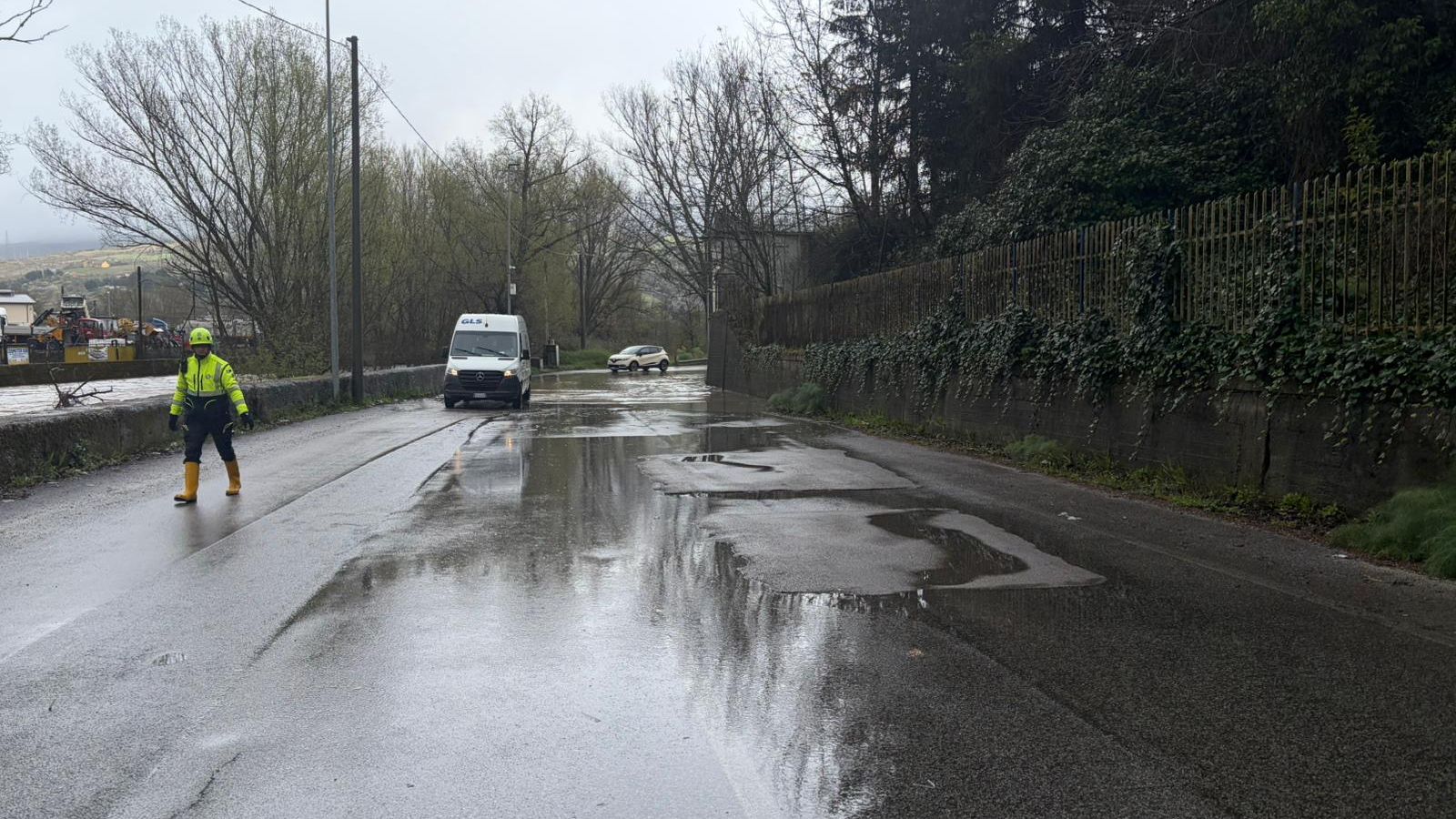 MALTEMPO, DECINE DI INTERVENTI DI PROTEZIONE CIVILE E VIGILI DEL FUOCO